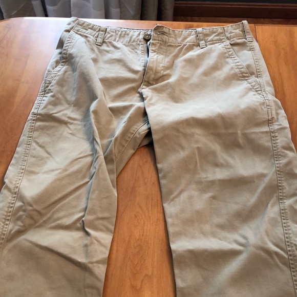 32/32 GAP Khakis - Picture 1 of 4